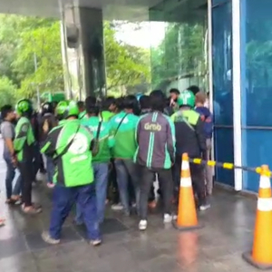 Tak Terima Rekannya Dipukul Satpam, Puluhan Driver Ojol Geruduk Gedung Multivision Tower