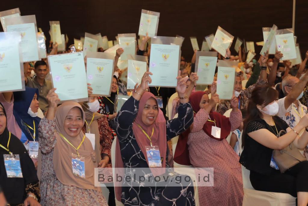 Pj Gubernur Kepulauan Bangka Belitung Turut Serta Serahkan Sertifikat Tanah