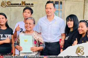 Hari Pertama Jadi Menteri Kepemimpinan Jokowi AHY Bagi Serifikat di Manado