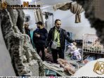 Orang-orang memeriksa kerusakan di sebuah ruangan setelah pemboman Israel di rumah sakit Nasser di Khan Yunis di Jalur Gaza selatan pada 17 Desember 2023, di tengah pertempuran yang sedang berlangsung antara Israel dan kelompok militan Palestina Hamas.