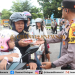Polres Bangka Tengah Bersama BAZNAS Bagikan Takjil Gratis untuk Masyarakat