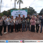 Polres Bangka Tengah Bersama Awak Media Bagikan Takjil Gratis di Bundaran Ikan Koba