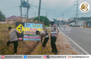 Satlantas Polres Bangka Tengah Pasang Rambu dan Spanduk di Titik Rawan Kecelakaan