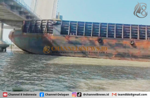 Tongkang Tabrak Pondasi Jembatan Emas, Warga Sekitar Panik dan Berlarian