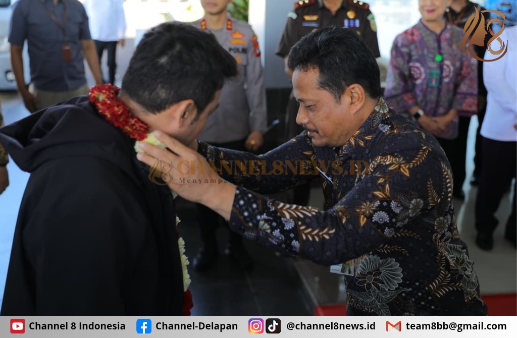Tiba di Negeri Serumpun Sebalai, Pj Sekda Babel Kalungan Bunga ke Wakil Ketua Komisi III DPR RI