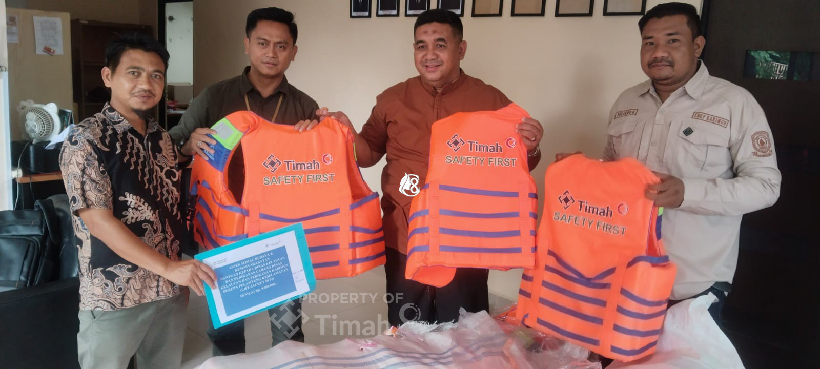 Dukung Keselamatan Nelayan, PT Timah Tbk Salurkan Puluhan Life Jacket di Karimun