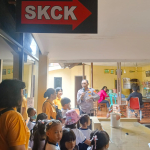 Belajar Tertib dan Aman Bersama Polisi, Tawa Ceria Anak TK Regina Caeli Warnai Polsek Kembangan