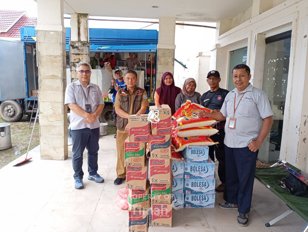 PT Timah Tbk dan Pemkab Bangka Barat Salurkan Bantuan Sembako untuk Warga Korban Banjir Rob Mentok