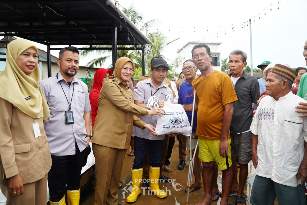 PT Timah Tbk Distribusikan Bantuan Pangan untuk Korban Banjir Rob di Sekitar Daerah Pulau Bangka