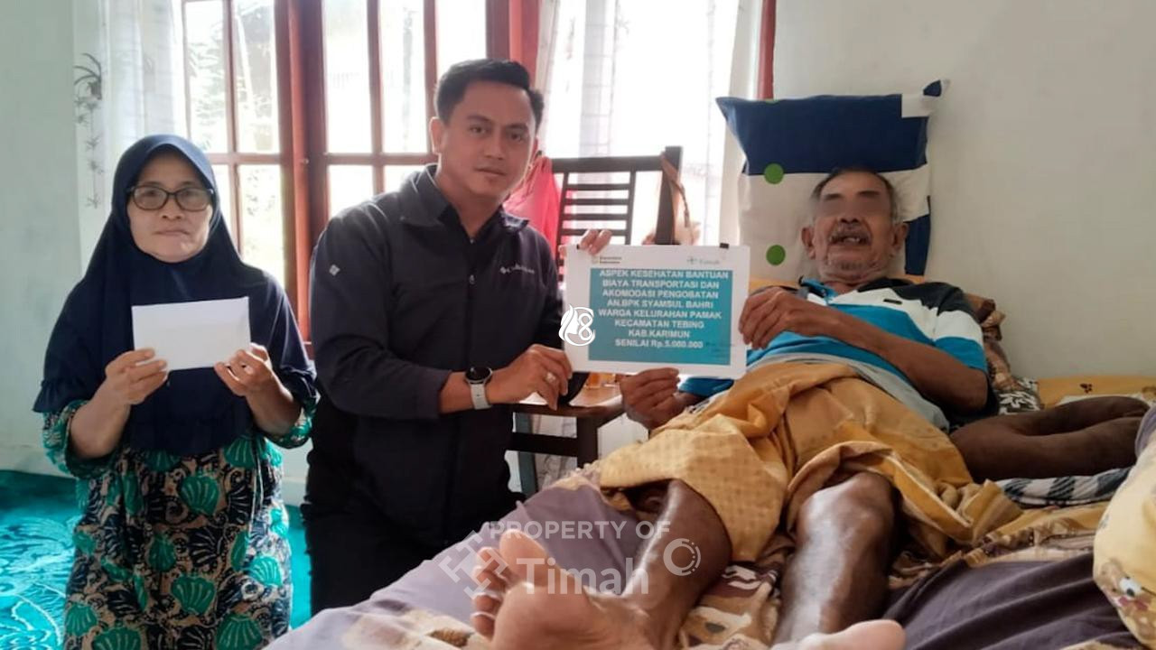 PT Timah Tbk Serahkan Bantuan Biaya Pengobatan Warga Desa Pamak