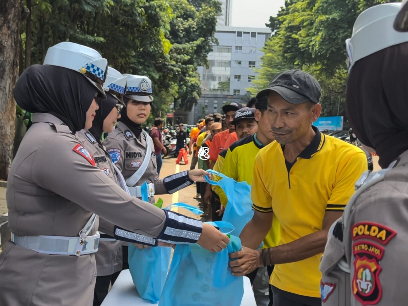 Sinergi Humanis Polda Metro Jaya Ajak Ojol dan PHL Jaga Jakarta Lewat Jumat Peduli