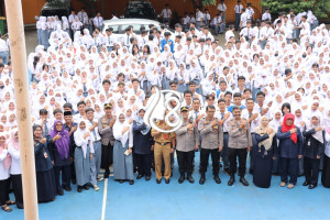 Kapolres Metro Jakarta Barat Ajak 819 Pelajar SMKN 45 Jakarta Jauhi Kenakalan Remaja