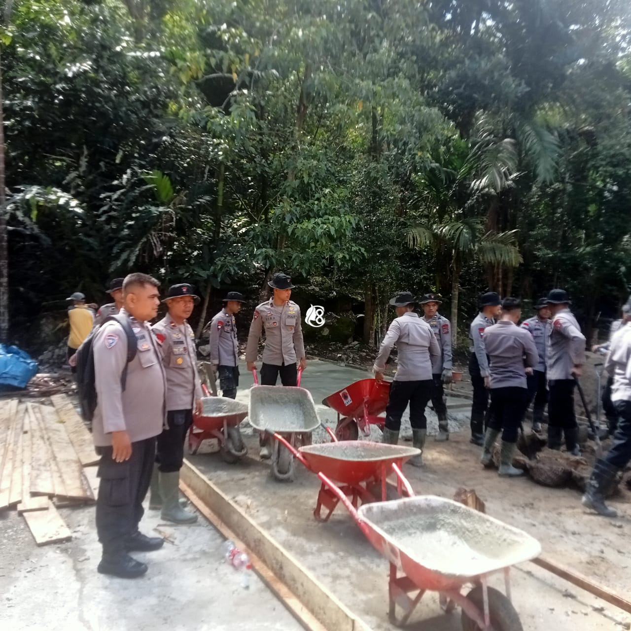 Polri Bersama Pemda Bangun HUNTARA untuk Pengungsi di Pesisir Selatan