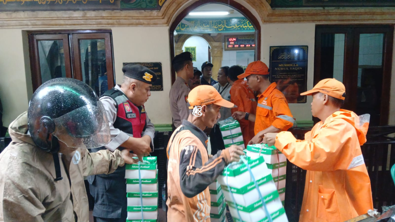 Polsek Tambora Salurkan Bantuan Makanan untuk Korban Kebakaran Jembatan Besi