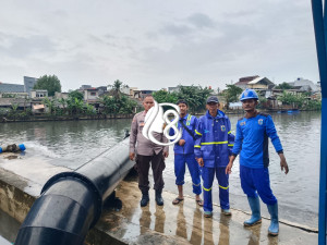 Bhabinkamtibmas Kedoya Utara Pantau Kesiapan Pompa Air di Area Green Garden