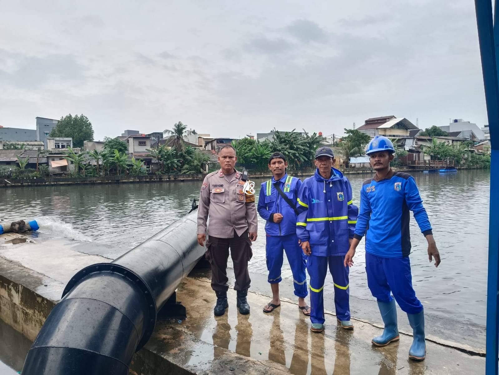 Bhabinkamtibmas Kedoya Utara Pantau Kesiapan Pompa Air di Area Green Garden