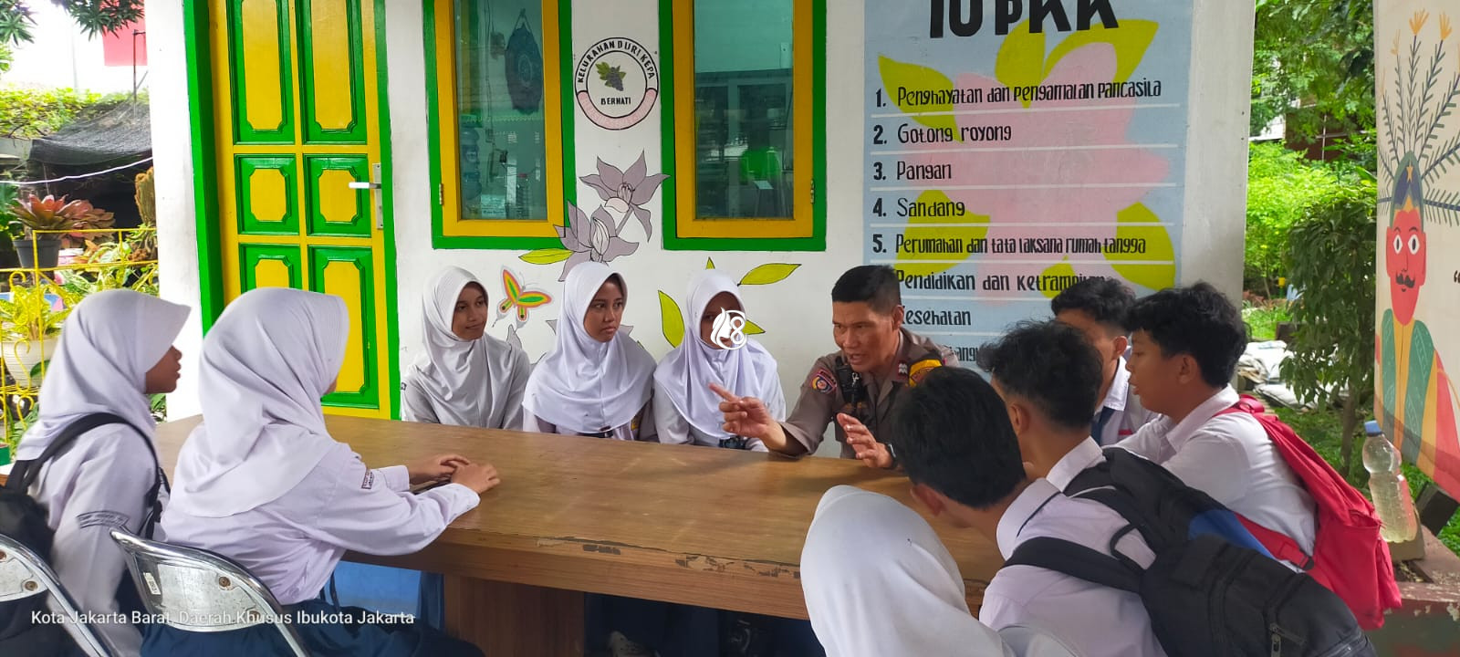 Police Goes To School, Bhabinkamtibmas Duri Kepa Ajak Pelajar SMPN 191 Jauhi Bullying, Tawuran, dan Narkoba