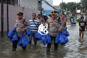 Ringankan Beban Warga Terdampak Banjir Polres Metro Jakarta Barat bersama Polsek Kembangan Gelar Bhakti Sosial