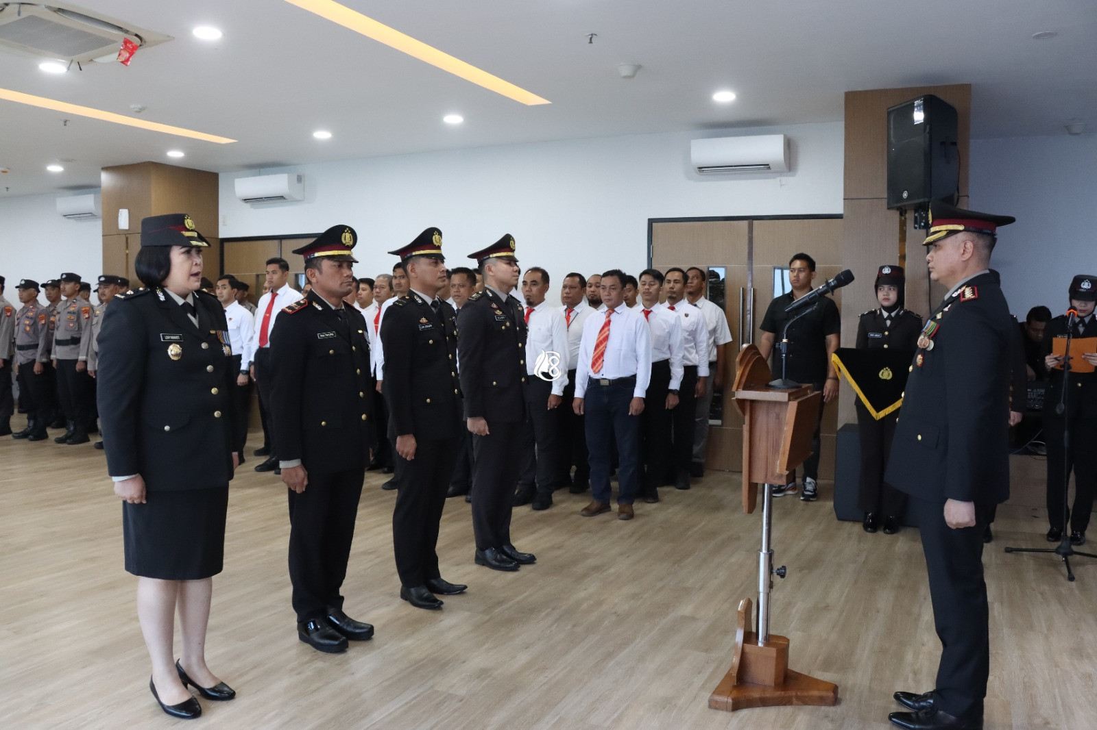 Wujud Apresiasi Negara atas Dedikasi Tanpa Henti Puluhan Personel Polres Metro Jakarta Barat Terima Satyalancana Pengabdian