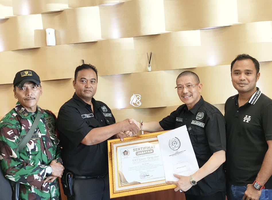 Ketua Pokja PWI Kepolisian Jakbar Serahkan Sertifikat Jabatan Wanhat kepada Romo Asun Gautama