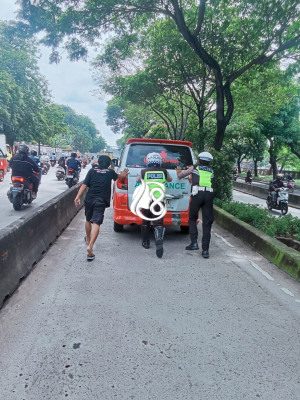 Ambulans Mogok di Tengah Jalan, Polisi Lalu Lintas Polres Jakbar Bergerak Cepat Bantu Pasien
