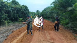 Satgas TMMD ke-127 Kodim 0432/Basel dan Warga Bersihkan Akses Jalan di Desa Penutuk