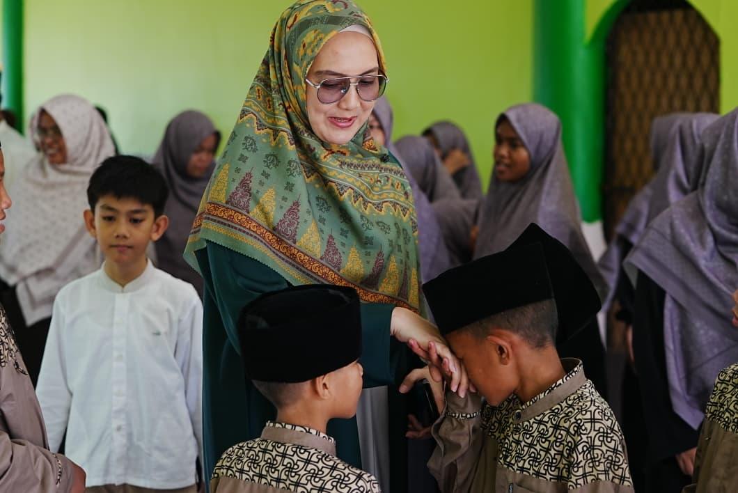 TP PKK Babel Kunjungi LKSA Adh Dhuhaa, Salurkan Sembako dan Alat Sekolah