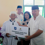 Gubernur Babel Turun Langsung Salurkan Zakat BAZNAS di Desa Penyamun