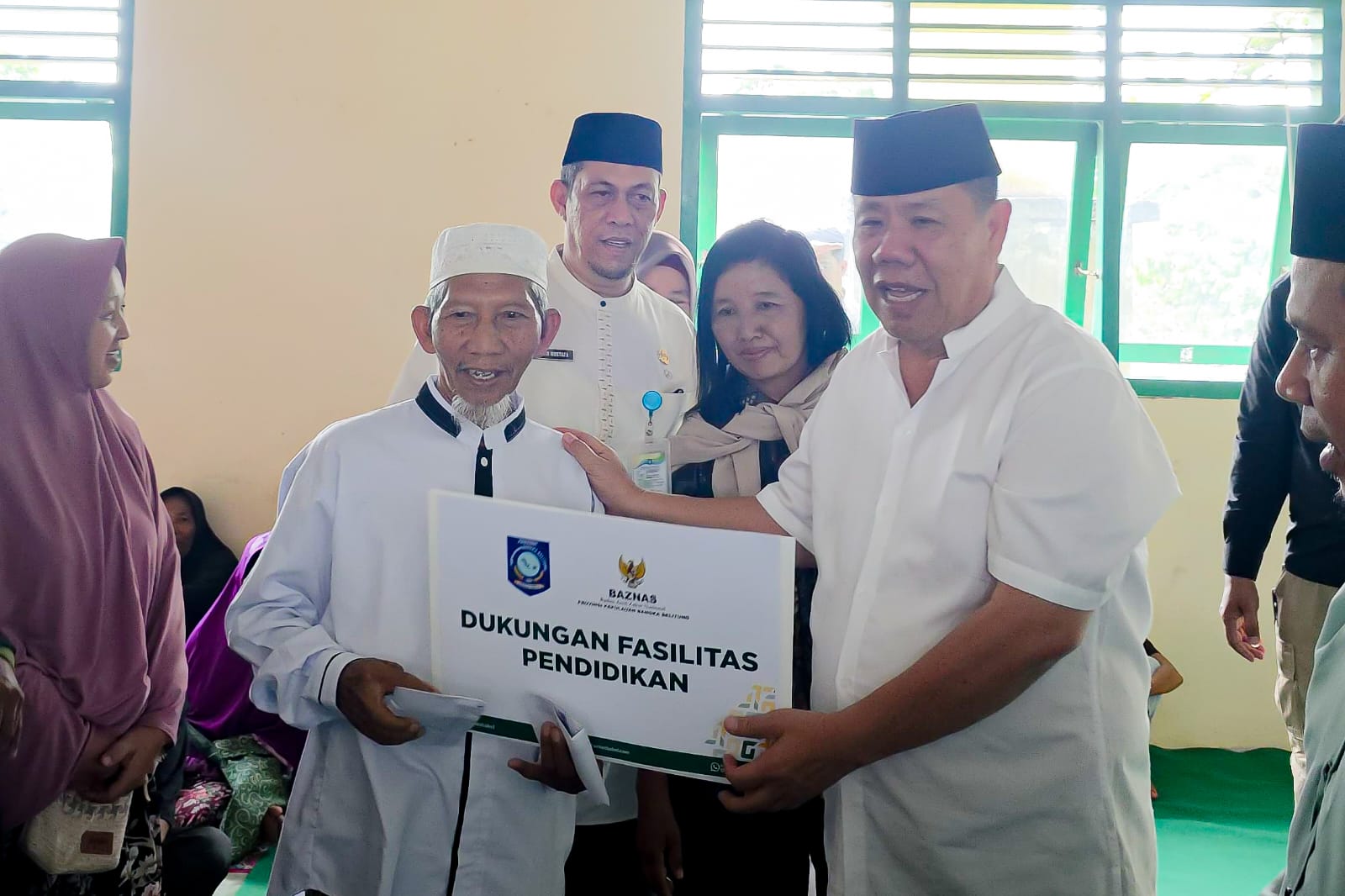 Gubernur Babel Turun Langsung Salurkan Zakat BAZNAS di Desa Penyamun