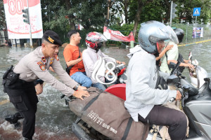 Banjir Rendam Jalan Panjang Kedoya, Polisi Bantu Dorong Kendaraan Mogokin