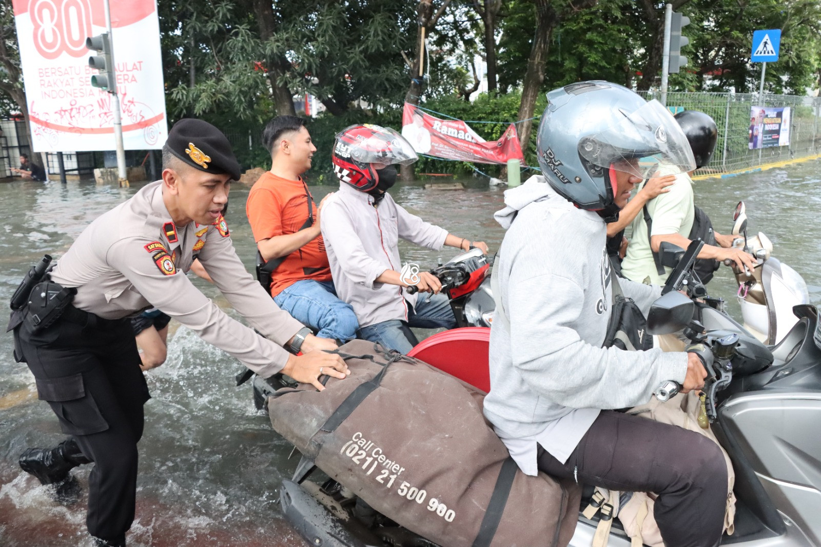 Banjir Rendam Jalan Panjang Kedoya, Polisi Bantu Dorong Kendaraan Mogokin