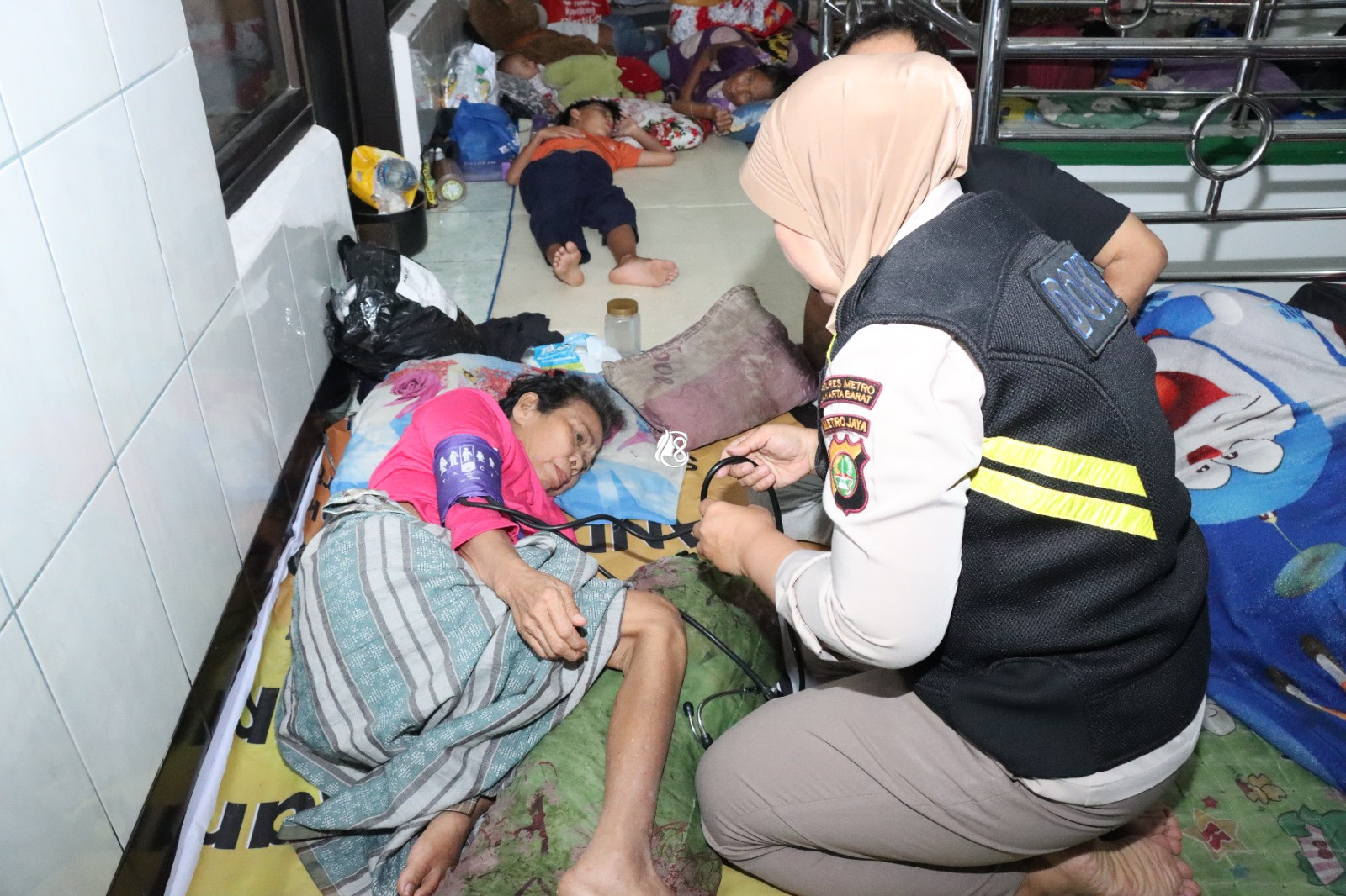 Polisi Hadir di Pengungsian, Korban Banjir Duri Kosambi Dapat Layanan Kesehatan Gratis