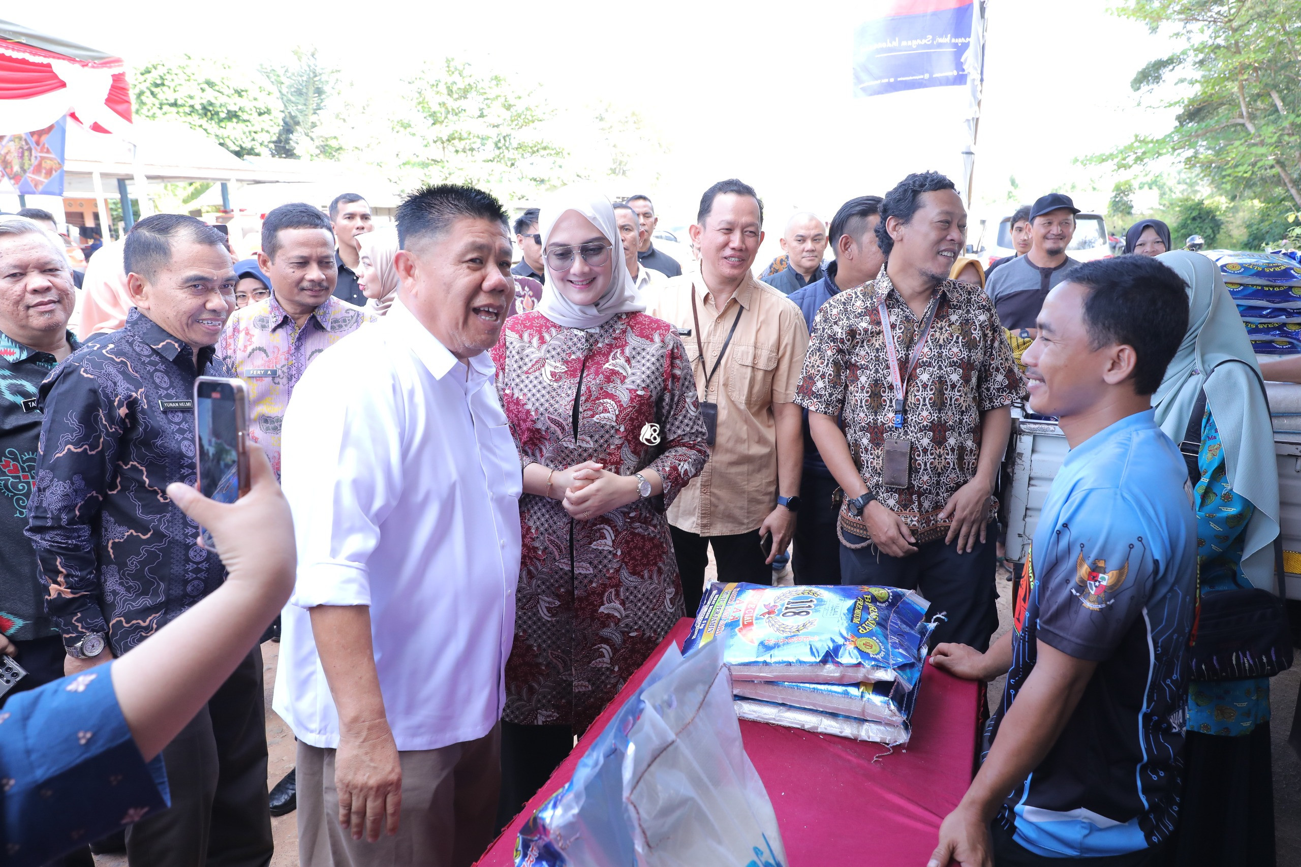 Jelang Idul Fitri, Gubernur Babel Hadirkan Pasar Murah dan Salurkan Sembako untuk Warga
