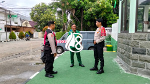 Jaga Keamanan Lingkungan, Polsek Kebon Jeruk Gelar Patroli Jalan Kaki