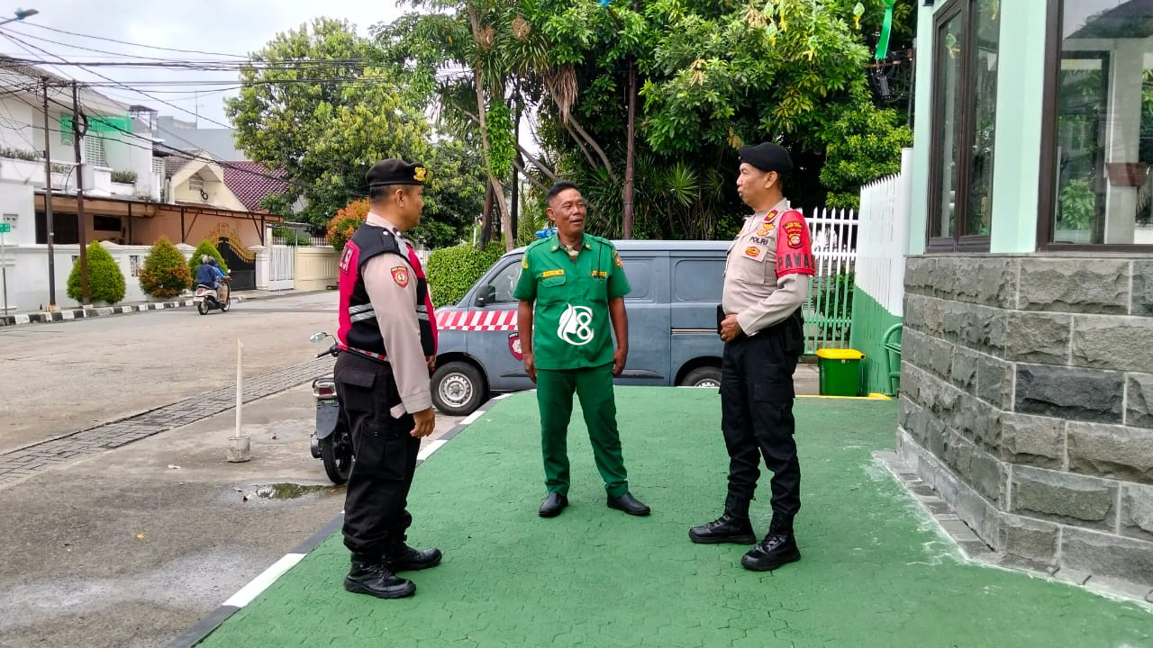 Jaga Keamanan Lingkungan, Polsek Kebon Jeruk Gelar Patroli Jalan Kaki