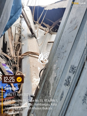 Tiang Proyek Tower Roboh di Kembangan, Tiga Rumah Rusak, Izin dan Pengawasan Dipertanyakan