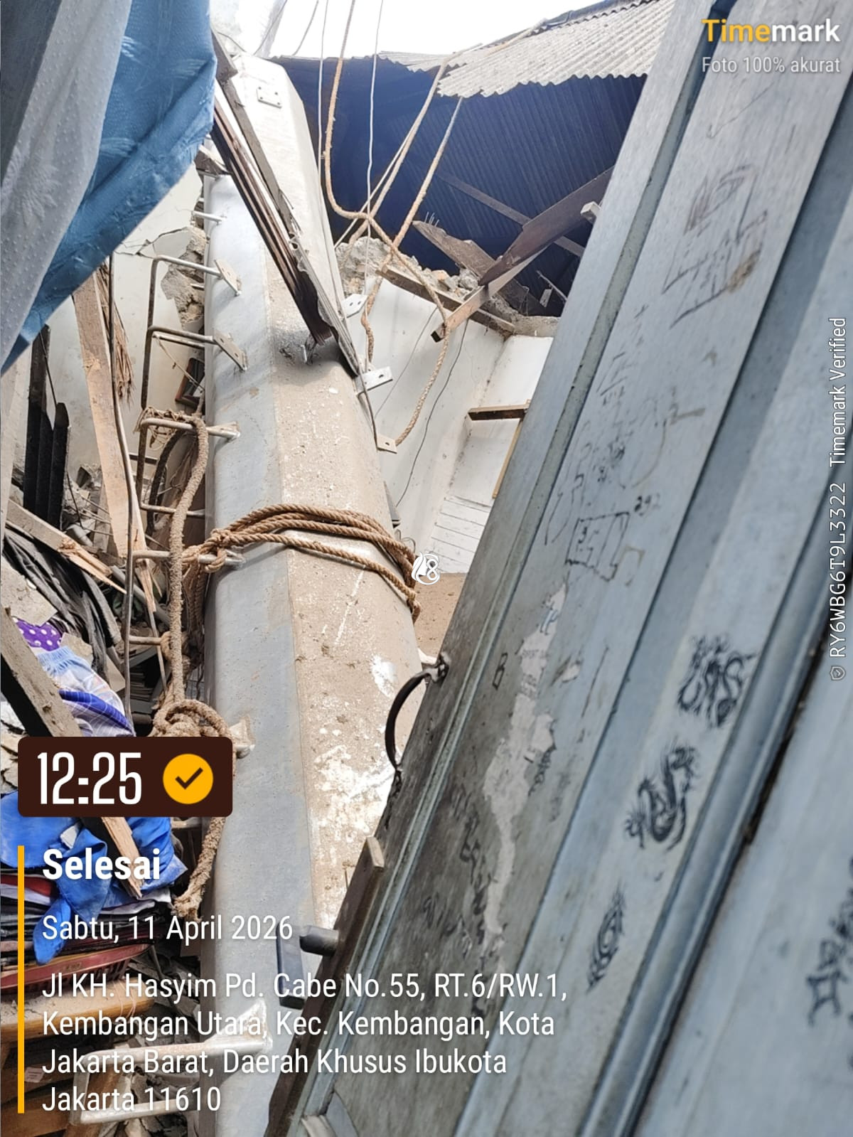 Tiang Proyek Tower Roboh di Kembangan, Tiga Rumah Rusak, Izin dan Pengawasan Dipertanyakan