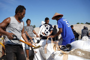 Ratusan Nelayan dan PT Timah Gotong Royong Atasi Pendangkalan Muara Jelitik