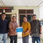 PT Timah Salurkan Bantuan Pos Kamling dan HT untuk Perkuat Keamanan Desa di Bangka Tengah