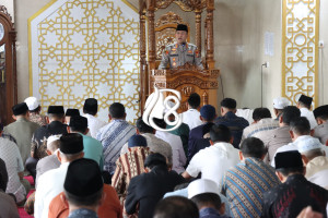 Jadi Khotib Salat Jumat, Kapolres Jakbar Ajak Perkuat Sinergi Ulama dan Umara