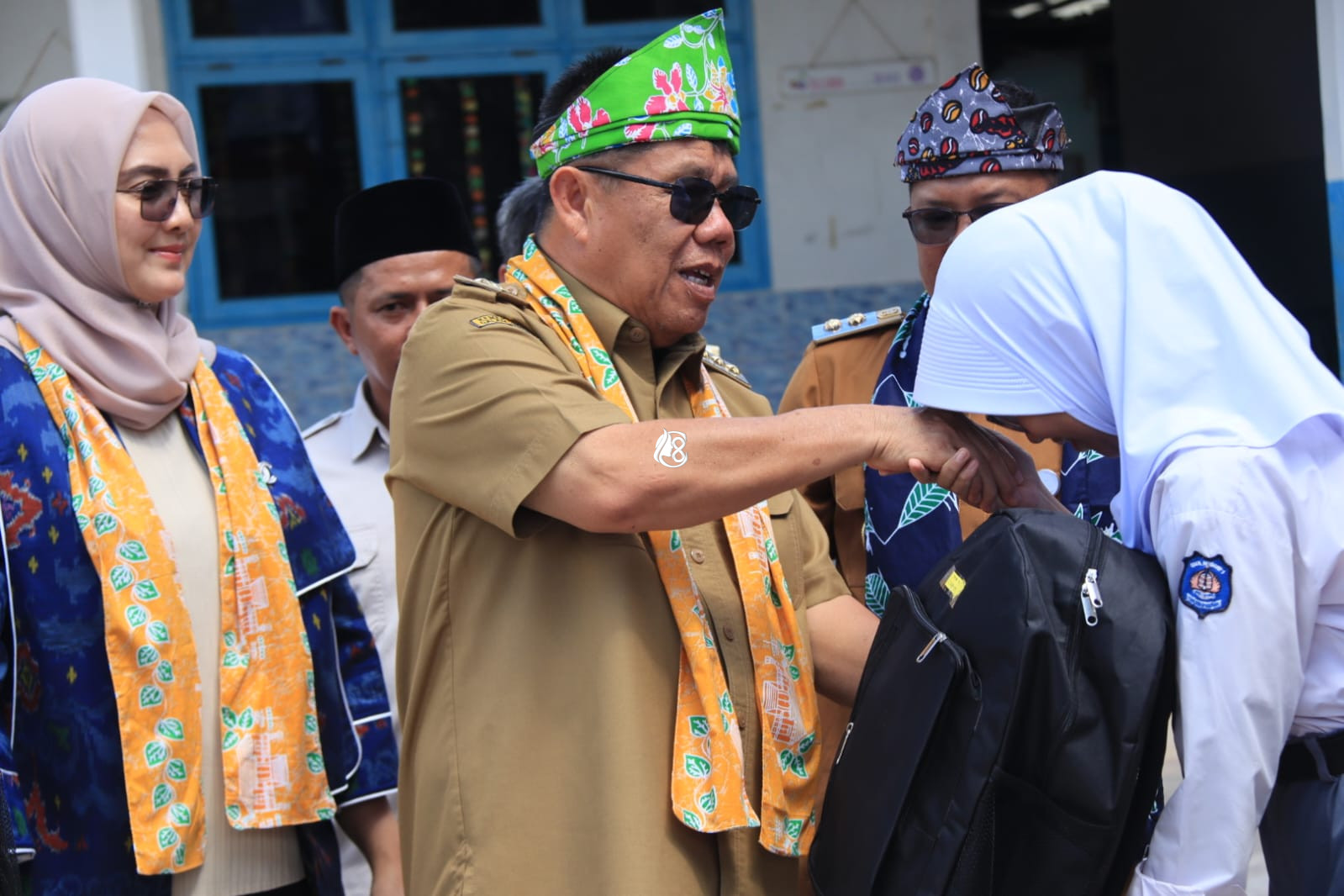 Pemprov Babel Serahkan Bantuan Perlengkapan Sekolah untuk Ratusan Siswa Prasejahtera di Belitung
