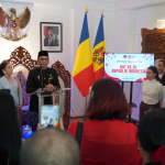 Duta Besar RI untuk Rumania dan Republik Moldova, Meidyatama Suryodiningrat, bersama masyarakat Indonesia dan Rumania pada acara kebersamaan HUT ke-81 Kemerdekaan RI di KBRI Bucharest, Rumania, Senin (17/8).