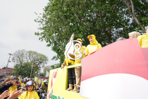 Kejutan di Pawai HUT RI! Gubernur Babel dan Istri Jadi Peserta, Warga Langsung Bersorak