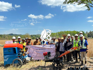 Percepat Kerja Petani, PT TAJ Serahkan Traktor dan Mesin Perontok Padi di Mangkauk