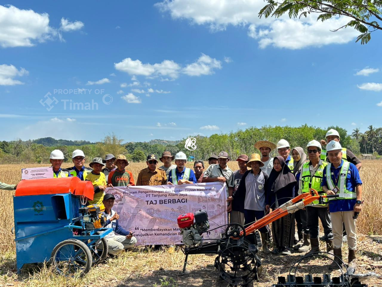 Percepat Kerja Petani, PT TAJ Serahkan Traktor dan Mesin Perontok Padi di Mangkauk