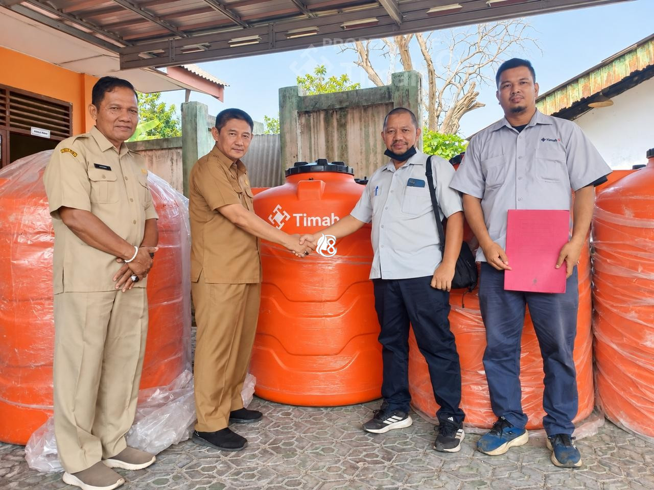 Krisis Air Bersih Melanda Bangka Barat, PT Timah Salurkan 15 Tangki untuk Warga Terdampak