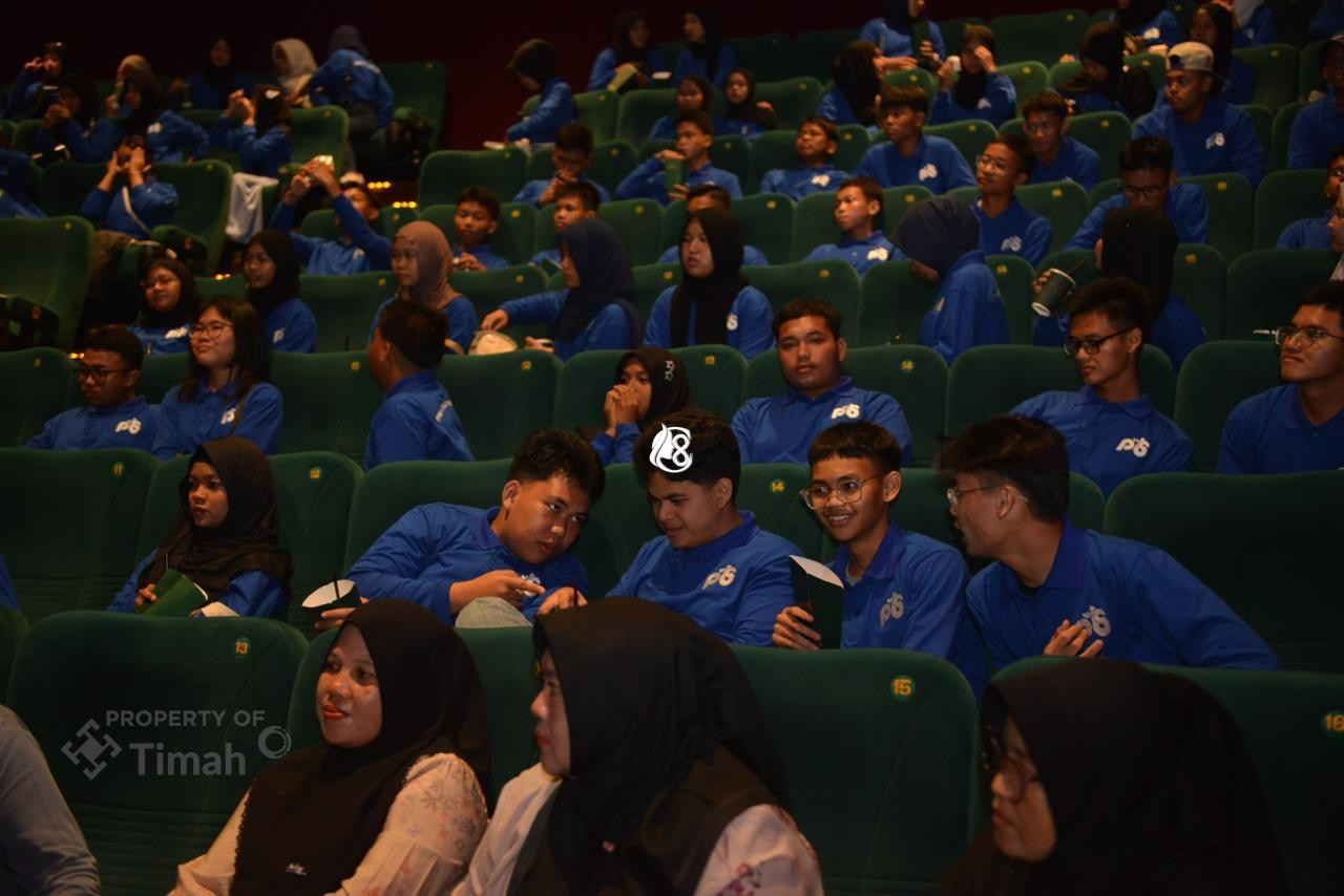 Serunya Siswa Kelas Program Beasiswa Nobar Bareng Dirut PT Timah