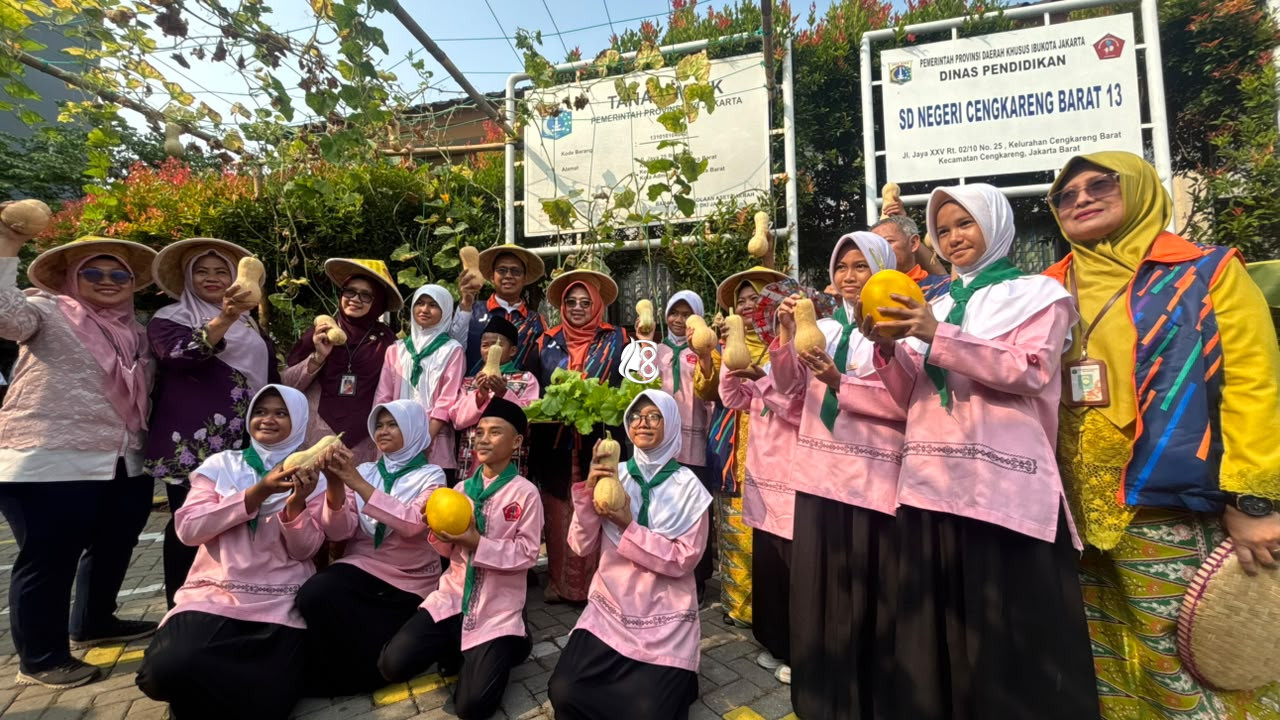 Lahan Sekolah Disulap Jadi Kebun Pangan, Siswa Belajar Bertani di Tengah Kota!