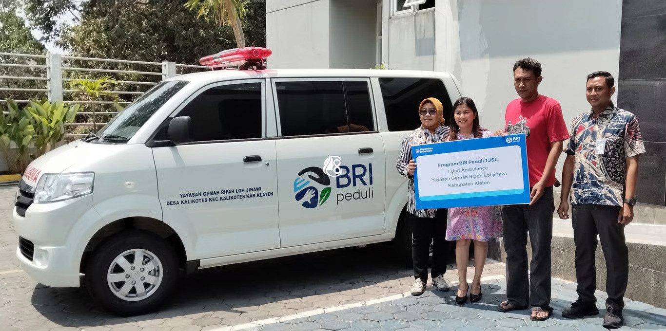 Perkuat Layanan Kesehatan di Hari Batik Nasional, BRI Serahkan Ambulans untuk SMA Yayasan Gemah Ripah Lohjinawi Klaten