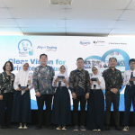Rohto Indonesia Bagikan 2.000 Kacamata Gratis untuk Pelajar, Lansia, dan Operator Pabrik